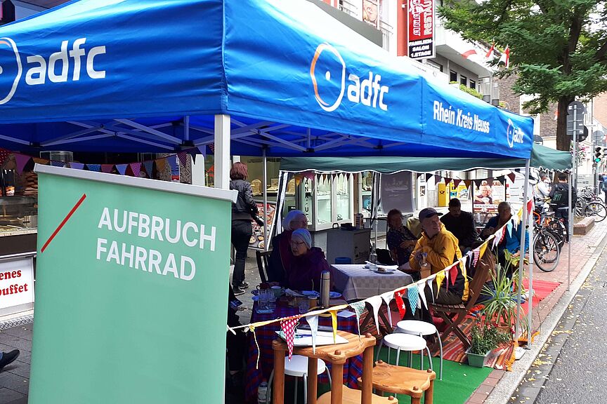Der Stand des ADFC Neuss zum Park(ing) Day 2018. Der Stand des ADFC Neuss zum Park(ing) Day 2018.