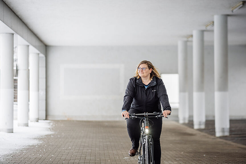 Claudia Hille Fahrrad Radverkehrsprofessorin Dr. Claudia Hille auf dem Fahrrad.