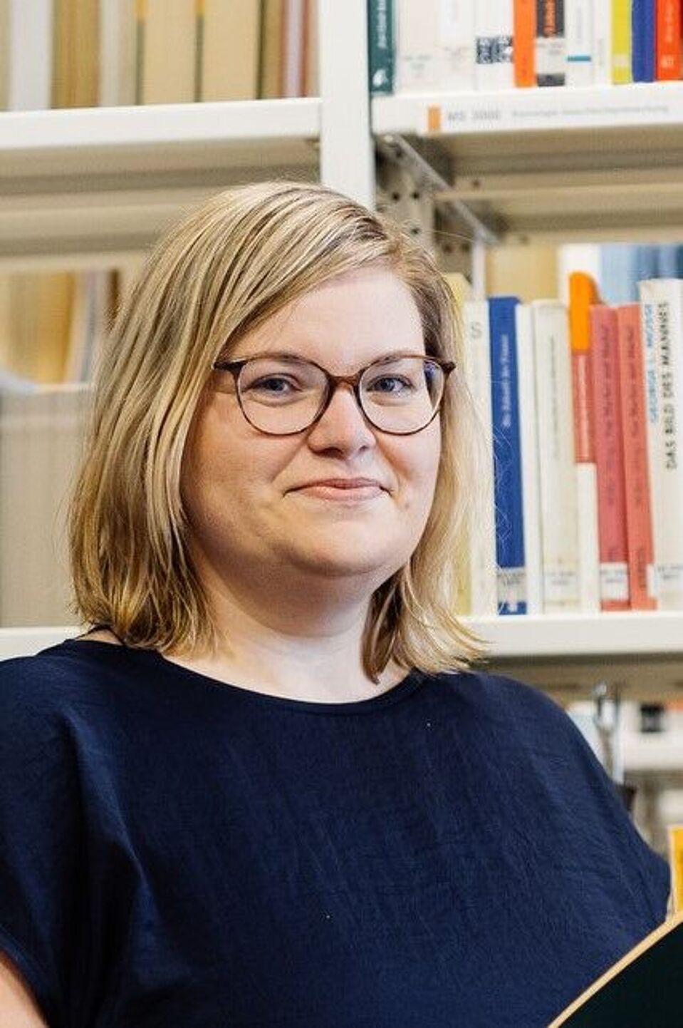 Portrait Claudia Hille Portrait von Professorin Dr. Claudia Hille vor einem Bücherregal.